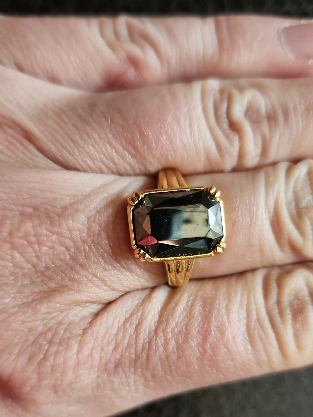 VTG Avon Gold Tone Ring with Large Black Rectangular Stone- Size 7.5 - Picture 8 of 9